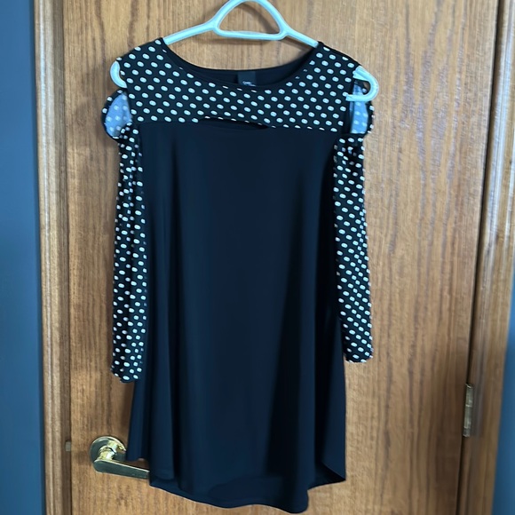 Cozy Collection Black/White polka dot cold shoulder tunic, never worn! Size Lg. - Picture 1 of 4